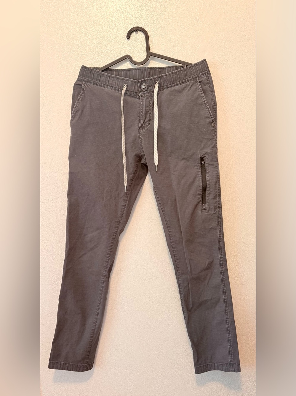 Vuori Men's Charcoal Cargo Drawstring Pants